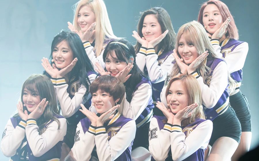 Vestuario conceptual Iconic Varsity & Color-Block Cheerleader